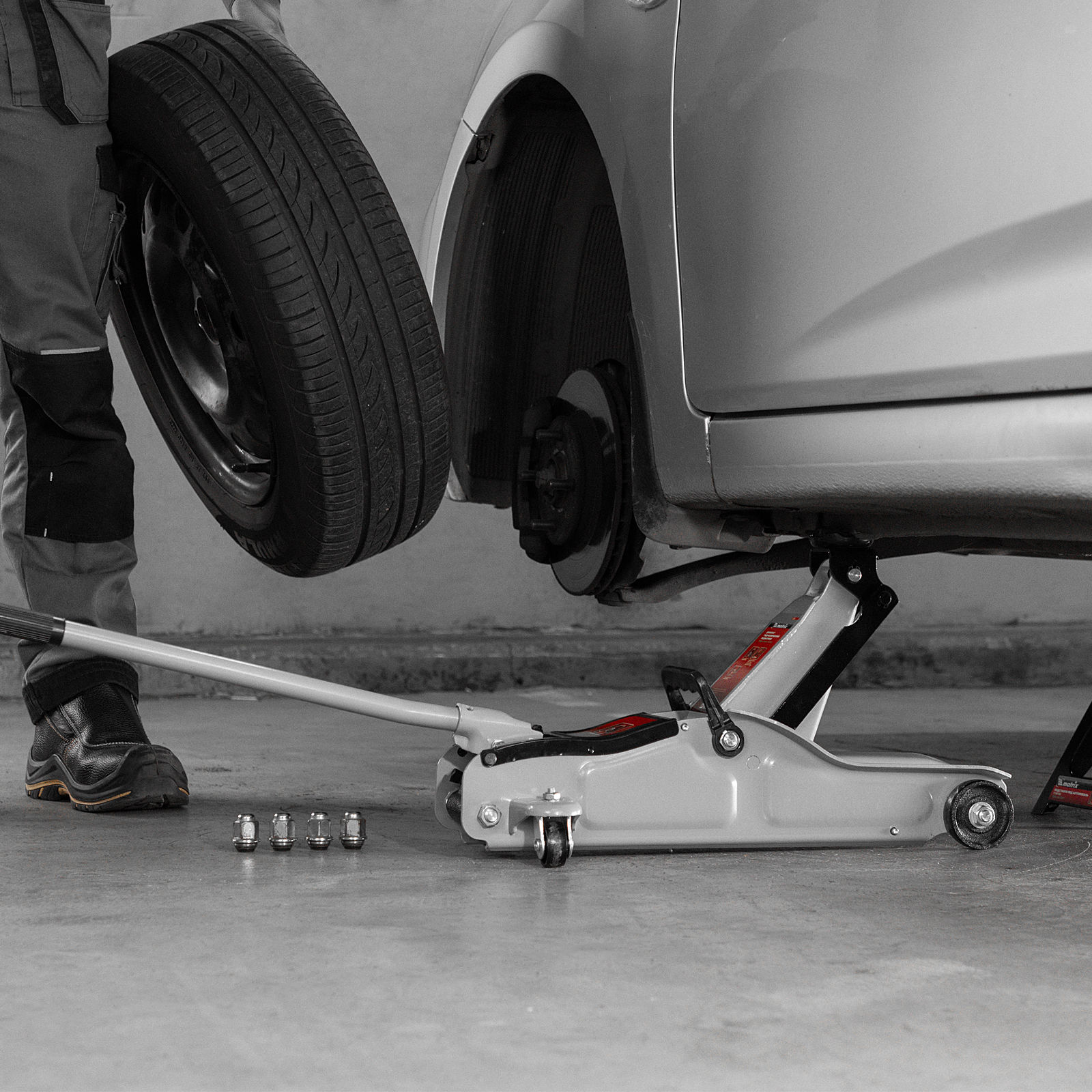 Домкрат гидравлический подкатной 2 т в пластиковом кейсе 85-330 мм. Low Profile Matrix (51019)