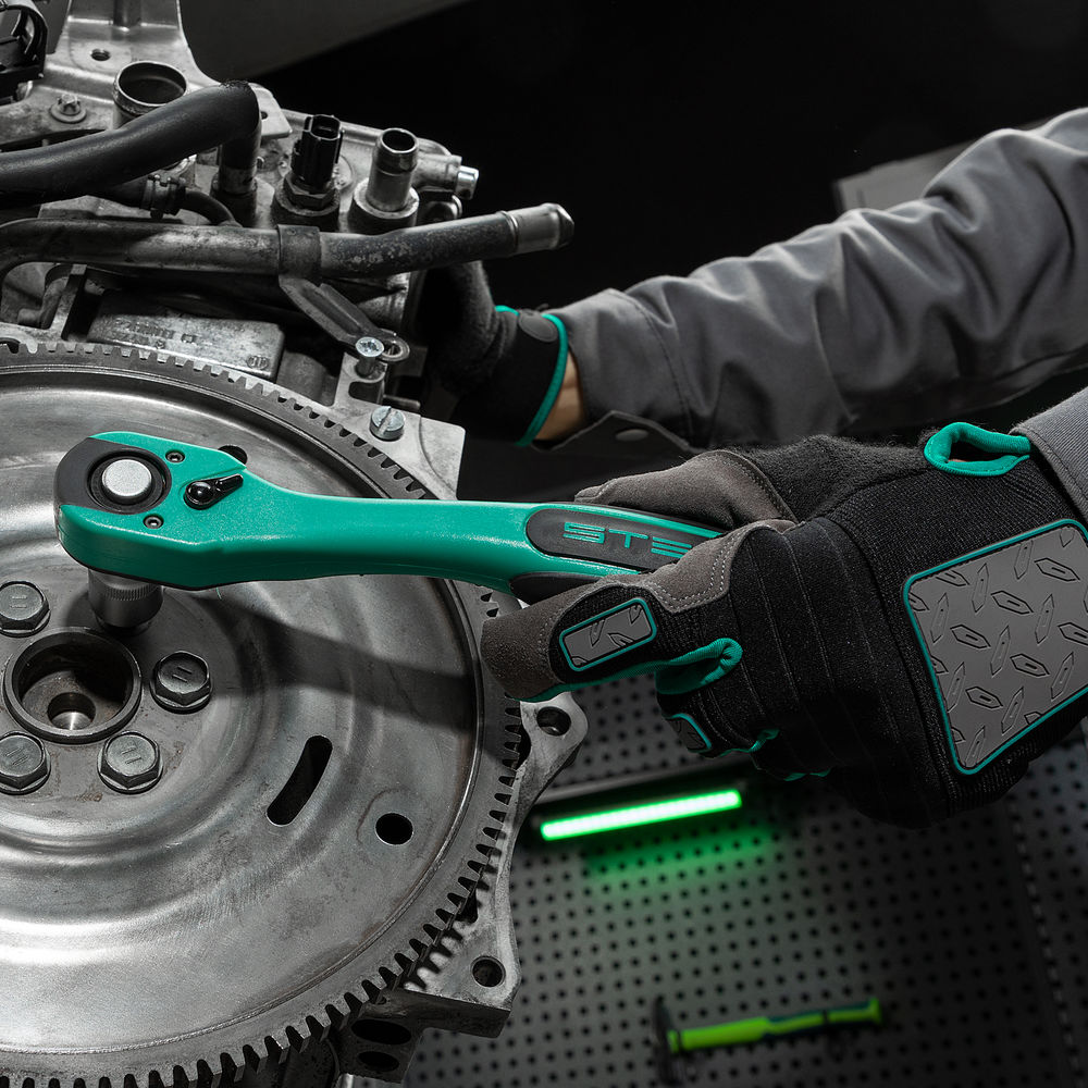 Набор инструментов 1/2, 1/4, CrV, 12 гранные головки, пластиковый кейс, 82 предмета Stels