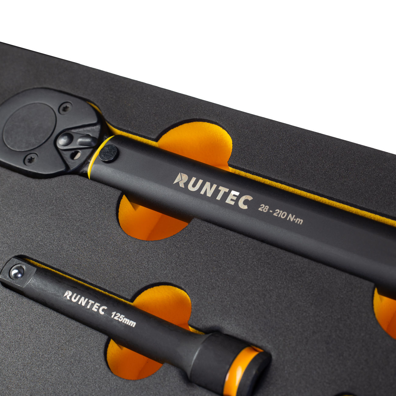 RUNTEC RT-IWPIST1E38F Набор с пневмогайковертом, динамометрическим ключом, ударными головками RUNTEC 1/2, 8-32 мм, CrMo, ложемент EVA, 38 пр. (RT-IWPIST1E38F)