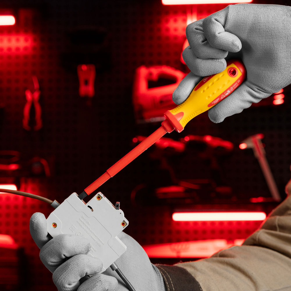 Отвертка Insulated, SL5.5 x 125 мм, CrMo, до 1000 В, двухкомпонентная рукоятка Matrix Professional