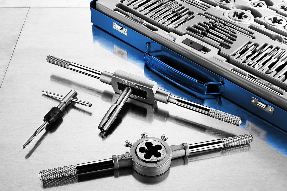 Набор метчиков и плашек 32 предмета сталь Р6М5 Профессионал ЗУБР 28110-H32