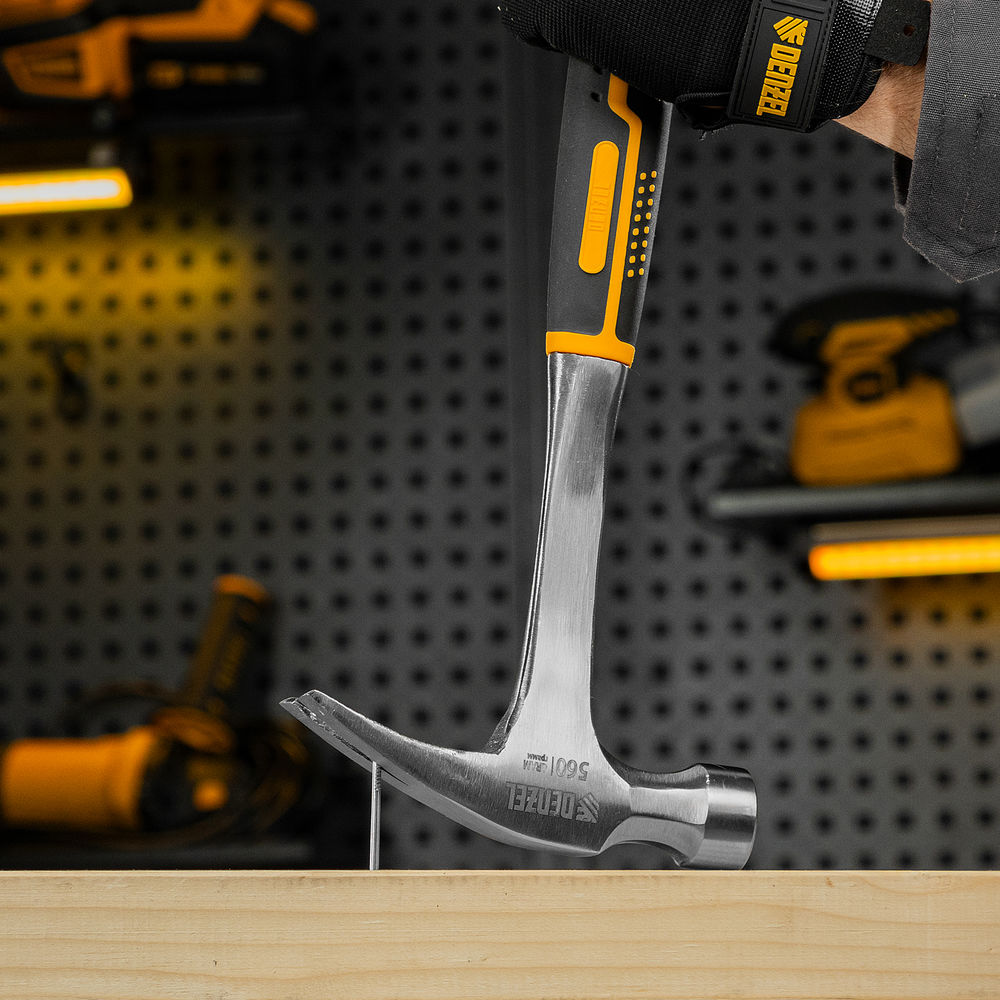 Молоток-гвоздодер 560 г, цельнометаллический, двухкомпонентная рукоятка Denzel (10424)