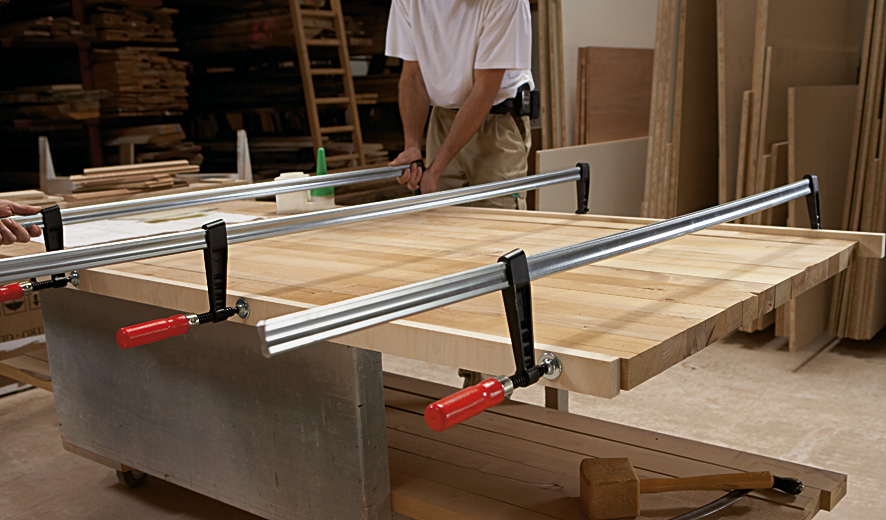 Струбцина чугунная 3000/120, 7 кН, деревянная ручка для высоких нагрузок TGK300 BE-TGK300