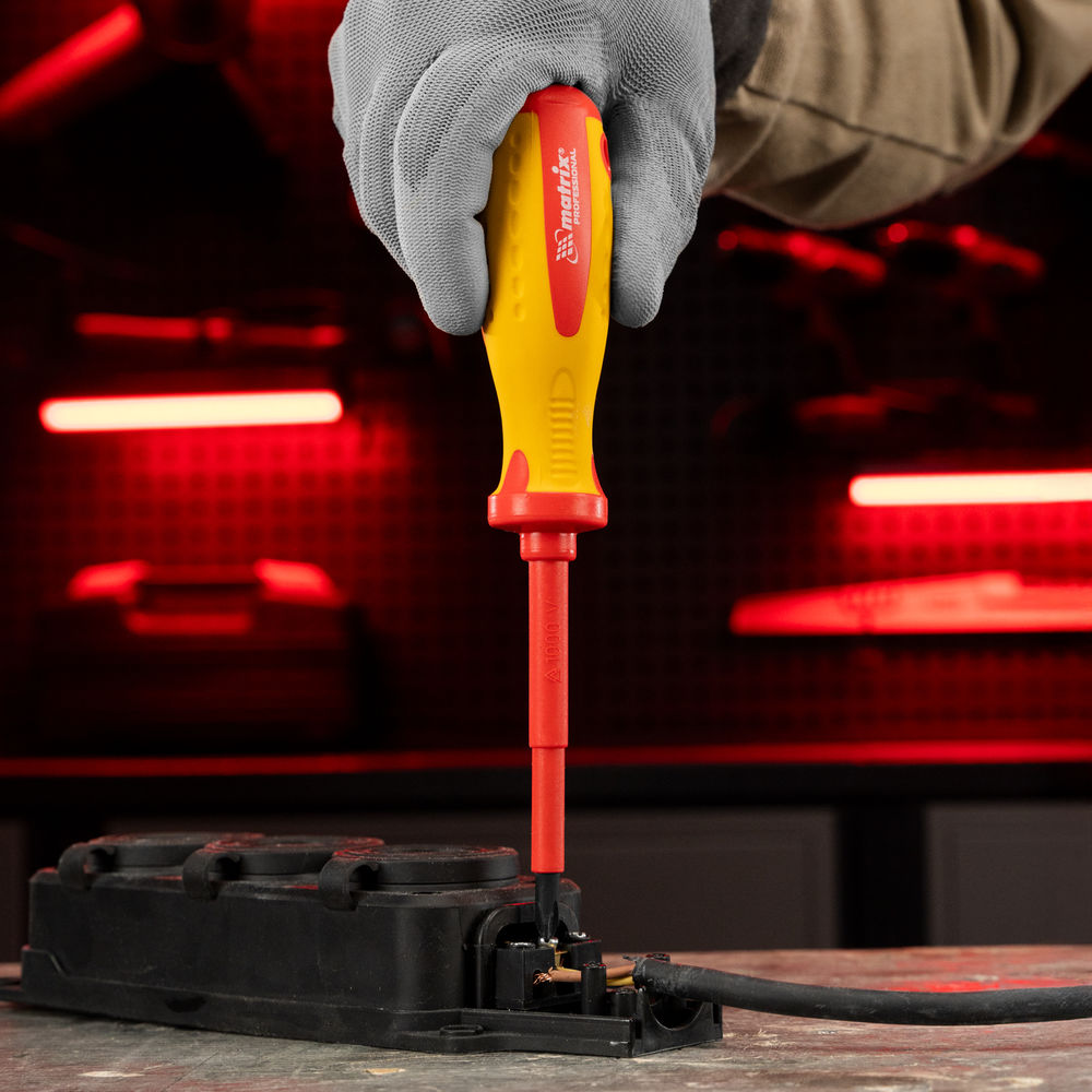 Отвертка Insulated, PH2 x 100 мм, CrMo, до 1000 В, двухкомпонентная рукоятка Matrix Professional