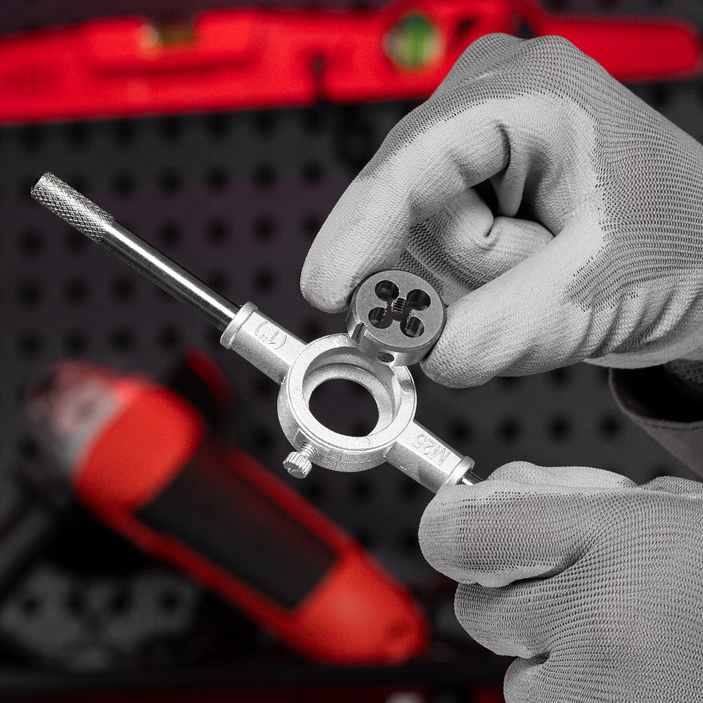 Набор метчиков и плашек М2-М18, 110 шт, металлический кейс Matrix (773110)